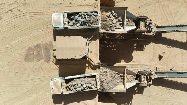 الاعتماد على الآلات والمعدات الثقيلة في أعمال البناء، جرافات ضخمة تعمل في الحفر ورفع الأنقاض والأتربة في موقع العمل،مهنة ووظيفة هندسية صناعية في السعودية، مفهوم الهندسة المعمارية والإنشاءات، تحسين البنية التحتية لإقامة المباني والمشاريع الحديثة في مدينة الرياض