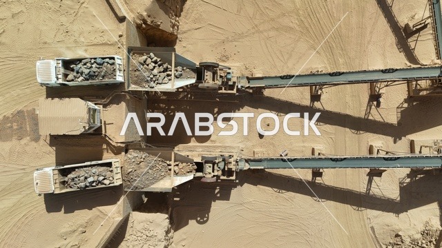 الاعتماد على الآلات والمعدات الثقيلة في أعمال البناء، جرافات ضخمة تعمل في الحفر ورفع الأنقاض والأتربة في موقع العمل،مهنة ووظيفة هندسية صناعية في السعودية، مفهوم الهندسة المعمارية والإنشاءات، تحسين البنية التحتية لإقامة المباني والمشاريع الحديثة في مدينة الرياض