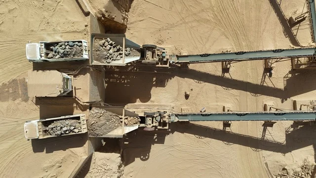 الاعتماد على الآلات والمعدات الثقيلة في أعمال البناء، جرافات ضخمة تعمل في الحفر ورفع الأنقاض والأتربة في موقع العمل،مهنة ووظيفة هندسية صناعية في السعودية، مفهوم الهندسة المعمارية والإنشاءات، تحسين البنية التحتية لإقامة المباني والمشاريع الحديثة في مدينة الرياض