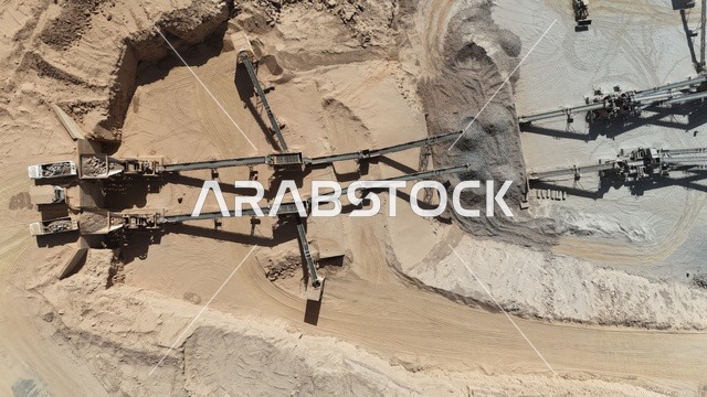 الاعتماد على الآلات والمعدات الثقيلة في أعمال البناء، جرافات ضخمة تعمل في الحفر ورفع الأنقاض والأتربة في موقع العمل،مهنة ووظيفة هندسية صناعية في السعودية، مفهوم الهندسة المعمارية والإنشاءات، تحسين البنية التحتية لإقامة المباني والمشاريع الحديثة في مدينة الرياض