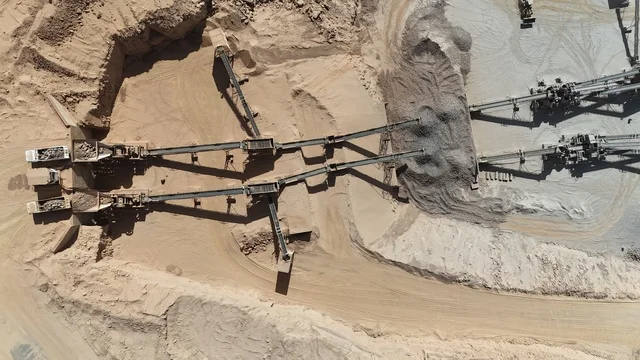 الاعتماد على الآلات والمعدات الثقيلة في أعمال البناء، جرافات ضخمة تعمل في الحفر ورفع الأنقاض والأتربة في موقع العمل،مهنة ووظيفة هندسية صناعية في السعودية، مفهوم الهندسة المعمارية والإنشاءات، تحسين البنية التحتية لإقامة المباني والمشاريع الحديثة في مدينة الرياض