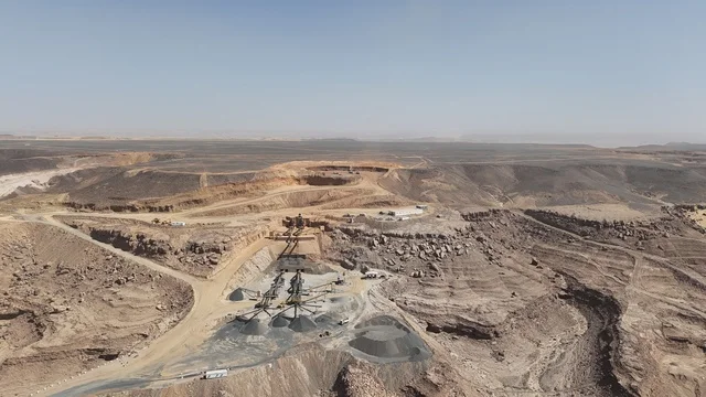 مهنة ووظيفة هندسية صناعية في السعودية، جرافات ضخمة تعمل في الحفر ورفع الأنقاض والأتربة في موقع العمل، الاعتماد على الآلات والمعدات الثقيلة في أعمال البناء،مفهوم الهندسة المعمارية والإنشاءات، تحسين البنية التحتية لإقامة المباني والمشاريع الحديثة في مدينة الرياض