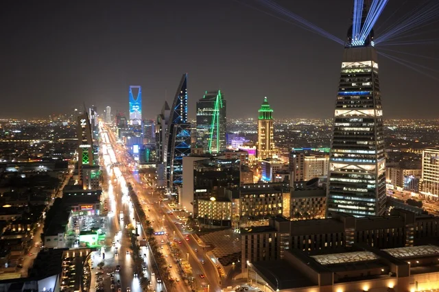 مهرجان نور الرياض موسم 2026 ، أنشطة ترفيهيه ممتعه، طريق الملك فهد بالرياض ، مناسبات واحتفالات وطنية سنويه, تصوير درون جوي لعروض الاضاءه الملونه على أبراج المملكة, فعالية ومهرجان نور الرياض