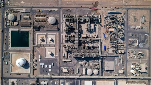 تصوير درون جوي لمصانع ينبع الصناعية الهندسية  في المملكة العربية السعودية، النهضة بالاقتصاد الوطني السعودي، تكرير النفط والغاز, مفهوم هندسة البترول في دول الخليج, صناعات ومشاريع بتروكيماوية