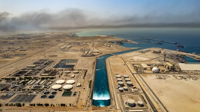 النهضة بالاقتصاد الوطني السعودي، تصوير درون جوي لمصانع ينبع الصناعية الهندسية  في المملكة العربية السعودية،تكرير النفط والغاز, مفهوم هندسة البترول في دول الخليج, صناعات ومشاريع بتروكيماوية