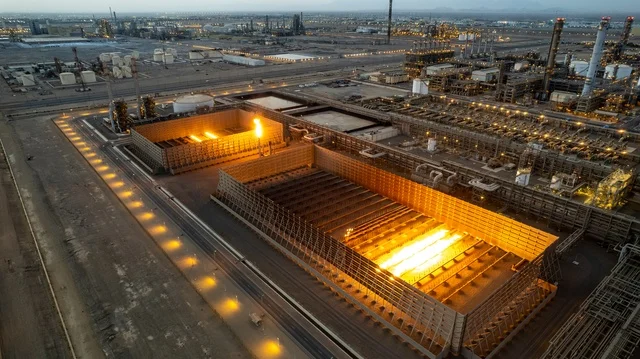 النهضة بالاقتصاد الوطني السعودي، تصوير درون جوي لمصانع ينبع الصناعية الهندسية  في المملكة العربية السعودية،تكرير النفط والغاز, مفهوم هندسة البترول في دول الخليج, صناعات ومشاريع بتروكيماوية