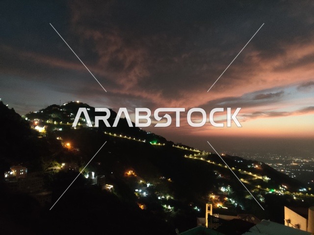 القمم والمرتفعات الجبلية في محافظة فيفاء وقت غروب الشمس   ، المدرجات الزراعية والبيوت والمباني السكنية في مدينة جازان، الأشجار والنباتات الخضراء المزروعة على سفوح الجبال, الاستمتاع بالمناظر الطبيعية في الأماكن السياحية في المملكة العربية السعودية