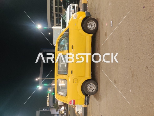 سيارة صفراء في إحدى شوارع جازان جنوب المملكة العربية السعودية، وسائل النقل البرية الحديثة, العلامات التجارية الفريدة للسيارات الفاخرة