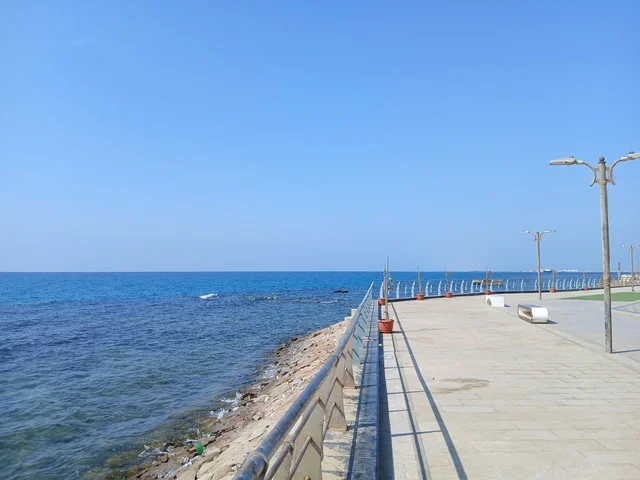 المدن الساحلية بمكة المكرمة ، الواجهة البحرية في محافظه الليث بمنطقه مكه المكرمه, المناطق والمعالم السياحية المشهورة, كورنيش الوسقه على البحر الاحمر في النهار