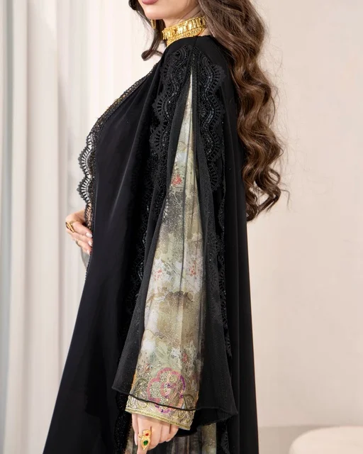 مفهوم الأناقة والأنوثة والشياكة، أزياء عصريه حديثه، الاهتمام بالمظهر الخارجي، امراه عربيه خليجيه سعوديه ترتدي عباءه فاخره بتفاصيل دانتيل وكريستال مع شيلة منثور الفصوص ، كوليكشن عبايات فاخرة