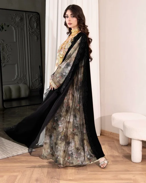 أزياء عصريه حديثه، مفهوم الأناقة والأنوثة والشياكة، الاهتمام بالمظهر الخارجي، امراه عربيه خليجيه سعوديه ترتدي عباءه فاخره بتفاصيل دانتيل وكريستال مع شيلة منثور الفصوص ، كوليكشن عبايات فاخرة