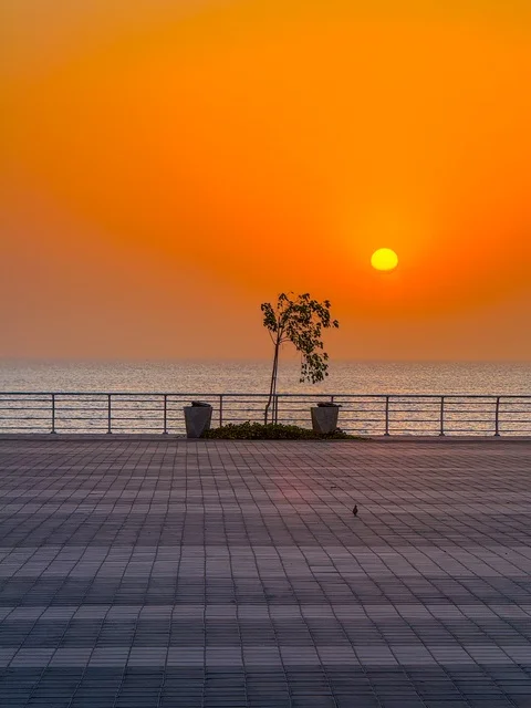 اطلالة على كورنيش الخبر في مدينة الدمام، الأماكن السياحية الساحلية المشهورة في المملكة العربية السعودية, مناطق الرحلات والجولات البحرية الترفيهية, استقطاب وجذب السائحين من جميع أنحاء العالم