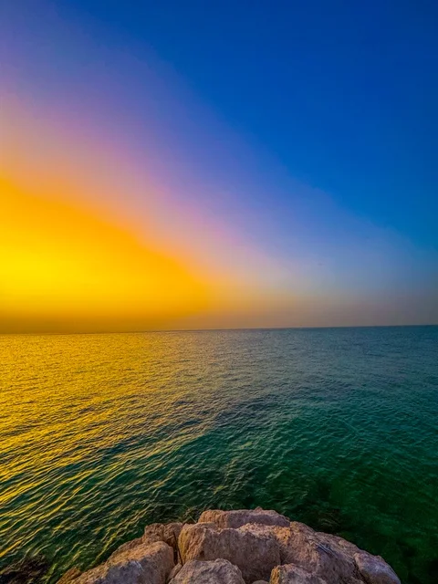 Areas for recreational trips and marine tours, a view of the Khobar Corniche in the city of Dammam, famous coastal tourist attractions in the Kingdom of Saudi Arabia, attracting and drawing tourists from all over the world.