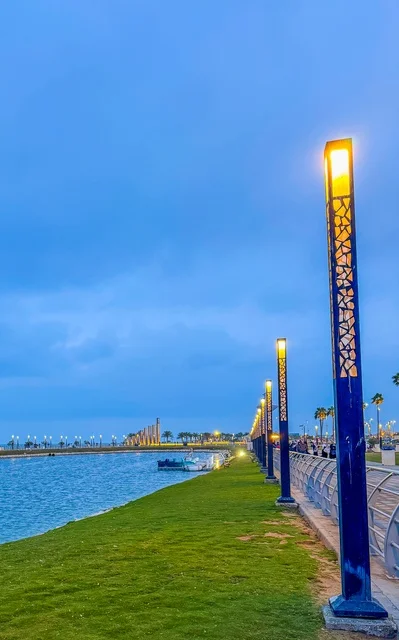 مناطق الرحلات والجولات البحرية الترفيهية, اطلالة على كورنيش الخبر في مدينة الدمام، الأماكن السياحية الساحلية المشهورة في المملكة العربية السعودية, استقطاب وجذب السائحين من جميع أنحاء العالم