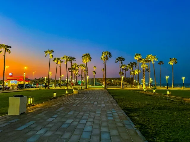 Famous coastal tourist attractions in the Kingdom of Saudi Arabia, a view of the Khobar Corniche in the city of Dammam, areas for recreational trips and marine tours, attracting and drawing tourists from all over the world.