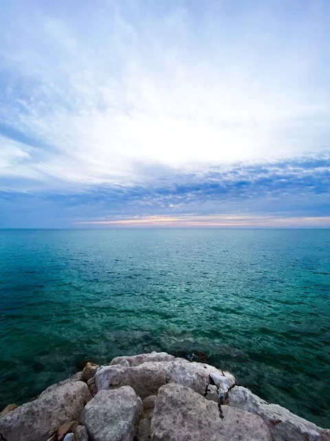 The waterfront and the Corniche of Dammam are family entertainment places and landmarks, a tourist destination to attract tourists to the Kingdom of Saudi Arabia, featuring architectural engineering artworks amidst the marine nature.
