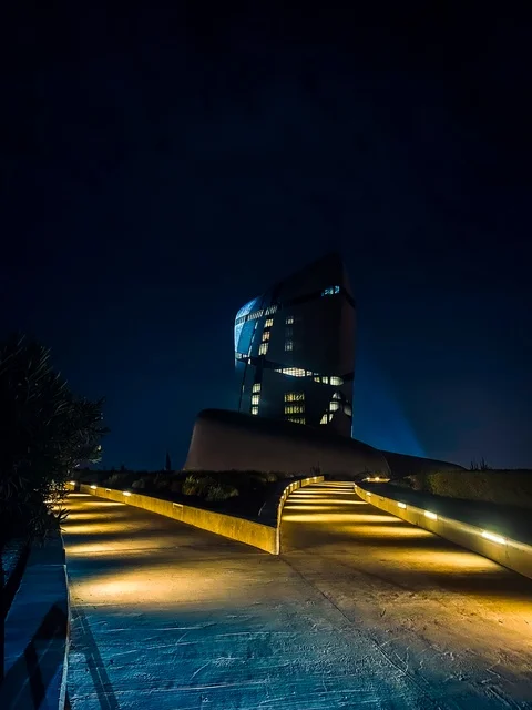 مبنى متحف اثراء العالمي بالمنطقة الشرقية في الدمام، الأنشطة الترفيهية والثقافية والتعليمية،منارة ثقافية ومعالم سياحية مشهورة في المملكة العربية السعودية, مركز الملك عبد العزيز الثقافي في مدينة الظهران