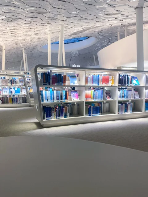 التصميم الداخلي لمكتبة اثراء في مدينة الظهران في المملكة العربية السعودية، مركز الملك عبدالعزيز الثقافي العالمي، منارة للثقافة والفكر، معالم ثقافية مشهورة، الفن الهندسي المعماري، معارض ومكتبات، السياحة في السعودية