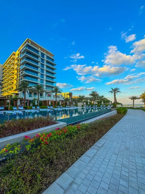 المعالم السياحية المشهورة في الإمارات العربية المتحدة، أبراج داون تاون دبي مول المطلة على البحر، فندق العنوان في إمارة دبي، الفن الهندسي المعماري للأبراج وناطحات السحاب المضية في الليل، مناطق جذب واستقطاب السياح من شتى أنحاء العالم