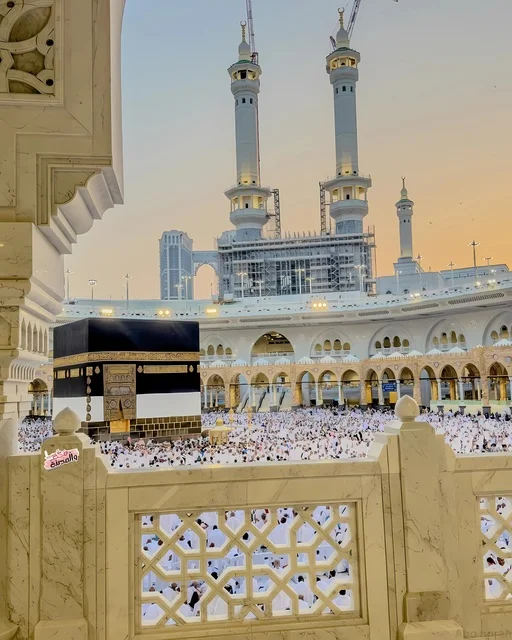 أداء مناسك الحج والعمرة، الحجاج والمعتمرين في ساحة المسجد الحرام في مكة المكرمة في المملكة العربية السعودية في النهار، الحرم المكي الشريف، معالم دينية إسلامية، مدن واماكن مقدسة، الفن الهندسي المعماري على الطراز الإسلامي