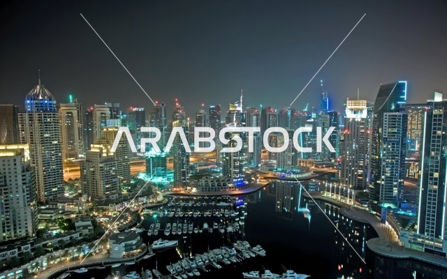 الفن الهندسي المعماري المتطور للمنشآت التجارية والسكنية في شاطئ جميرة، المباني والمنتجعات الفاخرة في الإمارات العربية المتحدة، ناطحات السحاب والأبراج في مرسى دبي ليلاً، المدن السياحية الساحلية