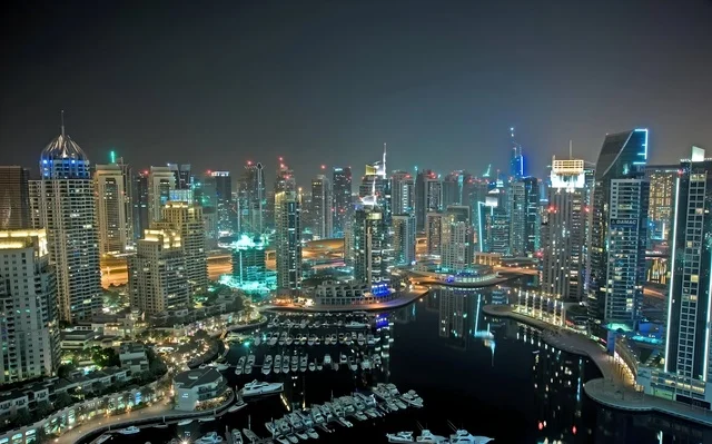 الفن الهندسي المعماري المتطور للمنشآت التجارية والسكنية في شاطئ جميرة، المباني والمنتجعات الفاخرة في الإمارات العربية المتحدة، ناطحات السحاب والأبراج في مرسى دبي ليلاً، المدن السياحية الساحلية