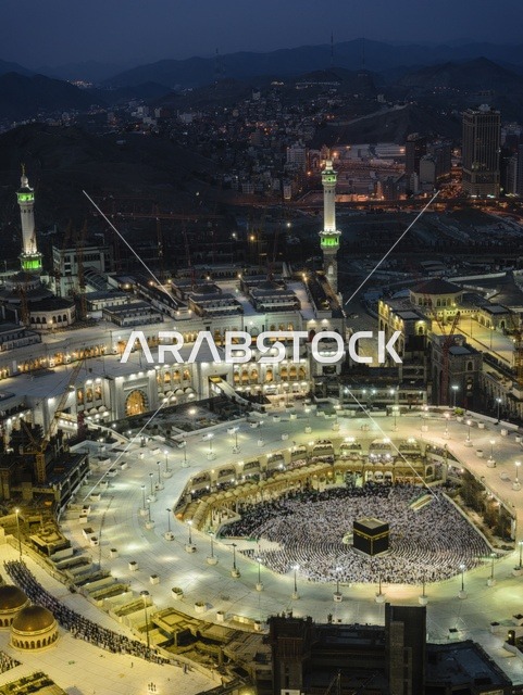 صورة جوية للحرم المكي الشريف في مكة المكرمة بالمملكة العربية السعودية ، برج الساعة ، أداء مناسك الحج والعمرة ، العبادة والتقرب إلى الله ، معالم دينية إسلامية، ساحة المسجد الحرام، الابراج المحيطة بالحرم المكي، اماكن إسلامية مقدسة