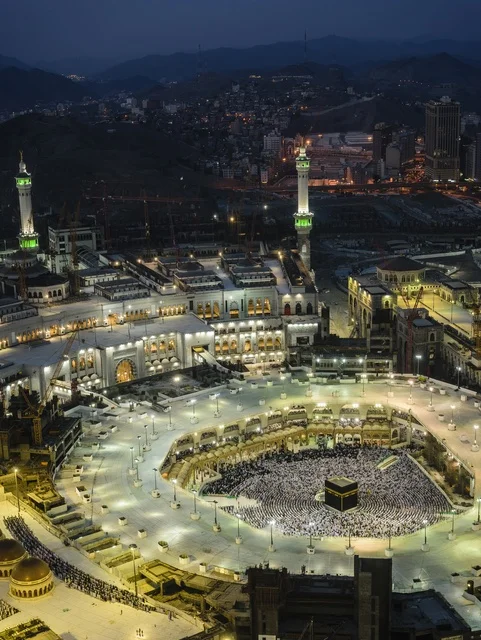 Aerial image of the Holy Mosque in Mecca, Saudi Arabia, the Clock Tower, performing the rituals of Hajj and Umrah, worship and closeness to God, Islamic religious landmarks, the courtyard of the Grand Mosque, the towers surrounding the Holy Mosque, sacred Islamic places.
