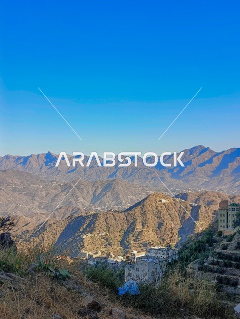 القمم والمرتفعات الجبلية في جازان بالمملكة العربية السعودية، جبال فيفاء في جازان، الاشجار والنباتات الخضراء، البيوت والمباني السكنية، الطبيعة الخضراء في جبال فيفاء، معالم جازان السياحية، خلفية الطبيعة