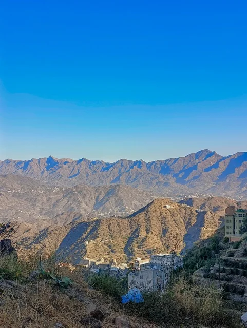 القمم والمرتفعات الجبلية في جازان بالمملكة العربية السعودية، جبال فيفاء في جازان، الاشجار والنباتات الخضراء، البيوت والمباني السكنية، الطبيعة الخضراء في جبال فيفاء، معالم جازان السياحية، خلفية الطبيعة