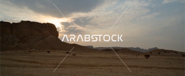 حافة نهاية العالم في القدية في السعودية، التكوينات الصخرية الطبيعية على جرف جبل طويق عند الغروب مع سماء مليئة بالغيوم ، القمم والمرتفعات الجبلية في المناطق الصحراوية، المعالم التاريخية الأثرية، أماكن سياحية مشهورة في المملكة