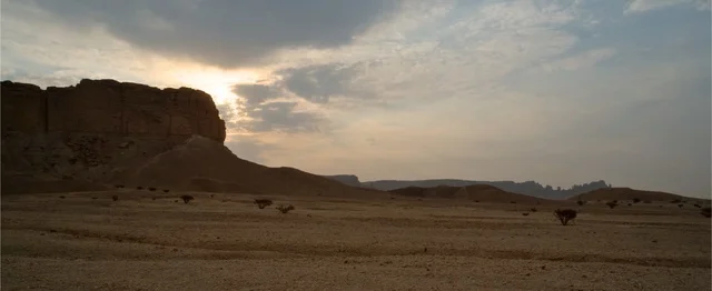 حافة نهاية العالم في القدية في السعودية، التكوينات الصخرية الطبيعية على جرف جبل طويق عند الغروب مع سماء مليئة بالغيوم ، القمم والمرتفعات الجبلية في المناطق الصحراوية، المعالم التاريخية الأثرية، أماكن سياحية مشهورة في المملكة