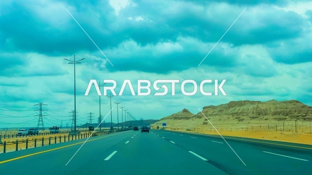 خط السير السريع وسط الصحراء، طريق صحراوي، طريق اسفلتي سريع بين الكثبان الرملية، خط سفر مدينة بقيق ، الطبيعة الصحراوية، مناطق صحراوية سياحية، طريق سفر صحراوي