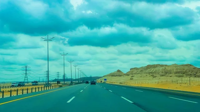 خط السير السريع وسط الصحراء، طريق صحراوي، طريق اسفلتي سريع بين الكثبان الرملية، خط سفر مدينة بقيق ، الطبيعة الصحراوية، مناطق صحراوية سياحية، طريق سفر صحراوي