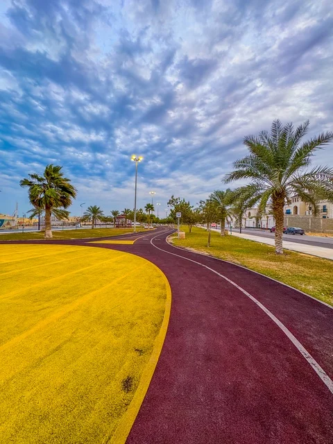 الطرق والشوارع المعبدة ,ممشى القصور في مدينة الخبر, الفن الهندسي المعماري, معالم سياحية مشهورة في المملكة العربية السعودية .