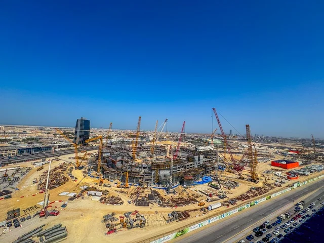 The Aramco Stadium in the city of Khobar is a modern sports landmark set in a calm green environment, with a wide area dedicated to sports and recreational activities, as well as entertainment spaces for families and youth.