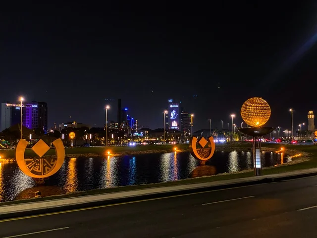 كورنيش الخبر في مدينة الدمام، الأعمال الفنية الهندسية المعمارية وسط الطبيعة البحرية،الأماكن السياحية الساحلية المشهورة في المملكة العربية السعودية, مناطق الرحلات والجولات البحرية الترفيهية, استقطاب وجذب السائحين من جميع أنحاء العالم