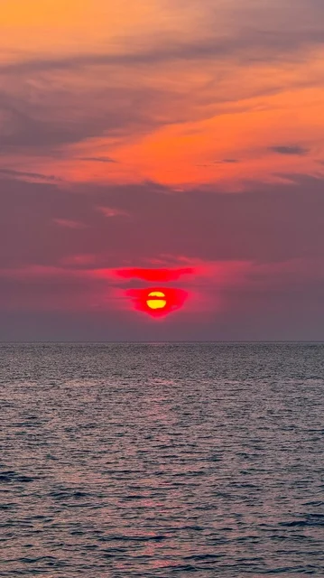 بحر الراكة بمدينة الخبر، مياه صافية  زرقاء ، شواطئ رملية ، مكان مثالي للنزهات العائلية، جلسات للاسترخاء ومشاهدة الغروب، وجهة سياحية لمحبي الطبيعة والهدوء، أنشطة ترفيهية متنوعة على الكورنيش والواجهة البحرية.