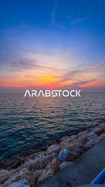 بحر الراكة بمدينة الخبر، مياه صافية  زرقاء ، شواطئ رملية ، مكان مثالي للنزهات العائلية، جلسات للاسترخاء ومشاهدة الغروب، وجهة سياحية لمحبي الطبيعة والهدوء، أنشطة ترفيهية متنوعة على الكورنيش والواجهة البحرية.