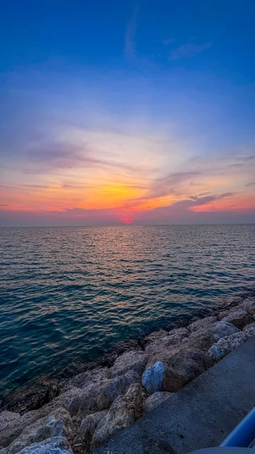 The Al-Rakah Sea in the city of Khobar features clear blue waters, sandy beaches, and is an ideal place for family picnics, relaxation sessions, and watching the sunset. It is a tourist destination for nature and tranquility lovers, with various recreational activities along the corniche and waterfront.