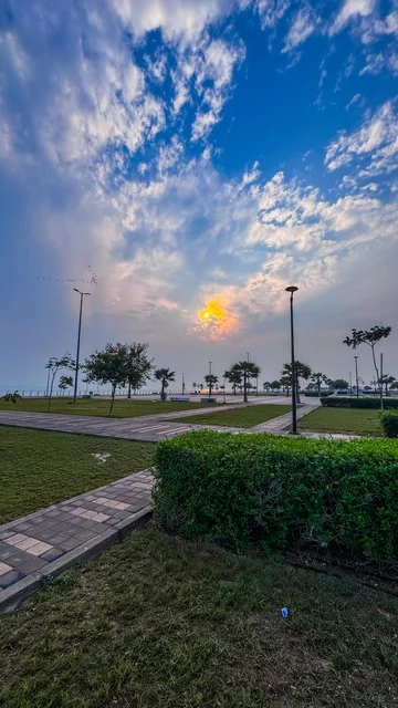 بحر الراكة بمدينة الخبر، مياه صافية  زرقاء ، شواطئ رملية ، مكان مثالي للنزهات العائلية، جلسات للاسترخاء ومشاهدة الغروب، وجهة سياحية لمحبي الطبيعة والهدوء، أنشطة ترفيهية متنوعة على الكورنيش والواجهة البحرية.