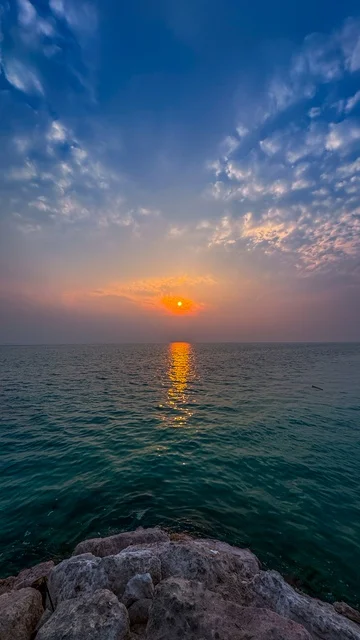 The Al-Rakah Sea in the city of Khobar features clear blue waters, sandy beaches, and is an ideal place for family picnics, relaxation sessions, and watching the sunset. It is a tourist destination for nature and tranquility lovers, with various recreational activities along the corniche and waterfront.