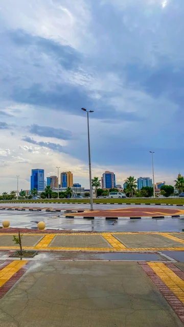 مدينة الخبر، مدينة نابضة على ساحل الخليج العربي،الكورنيش للمشي والاسترخاء، حدائق ومساحات خضراء، أماكن ترفيهية للعائلات، وجهة مثالية للراحة، الترفيه، والاستمتاع بالطبيعة والحياة الحديثة في آن واحد.