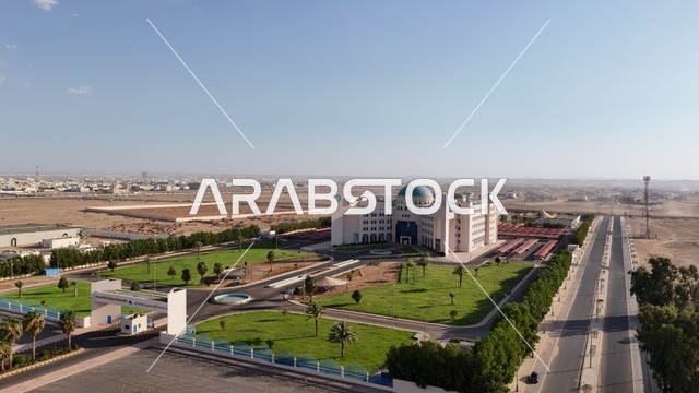 The building of Fahd bin Sultan University in Tabuk, green spaces around the building, places for studying and relaxing, educational halls equipped with the latest technologies, an inspiring and motivating educational environment for students, an academic destination in the heart of Tabuk city.