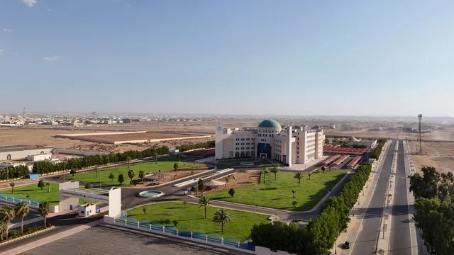The building of Fahd bin Sultan University in Tabuk, green spaces around the building, places for studying and relaxing, educational halls equipped with the latest technologies, an inspiring and motivating educational environment for students, an academic destination in the heart of Tabuk city.
