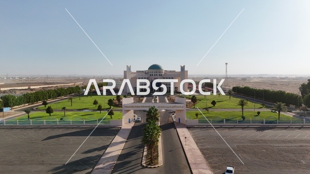 The building of Fahd bin Sultan University in Tabuk, green spaces around the building, places for studying and relaxing, educational halls equipped with the latest technologies, an inspiring and motivating educational environment for students, an academic destination in the heart of Tabuk city.