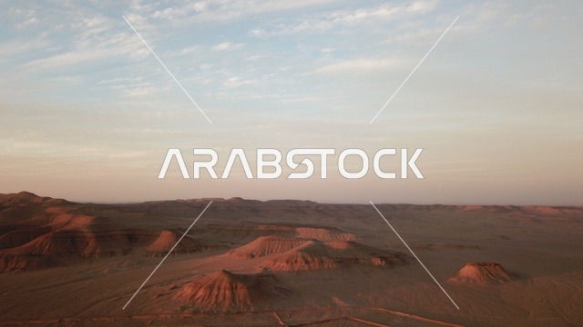 جبال نيوم، تضاريس طبيعية ، صخور ووديان عميقة، اماكن للمغامرات والتخييم، مسارات للمشي والتسلق، الاستمتاع بالطبيعة والهواء النقي،وجهة سياحية مميزة لعشاق الجبال والمغامرة في المملكة العربية السعودية.