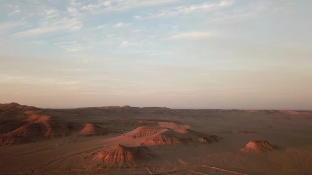 جبال نيوم، تضاريس طبيعية ، صخور ووديان عميقة، اماكن للمغامرات والتخييم، مسارات للمشي والتسلق، الاستمتاع بالطبيعة والهواء النقي،وجهة سياحية مميزة لعشاق الجبال والمغامرة في المملكة العربية السعودية.