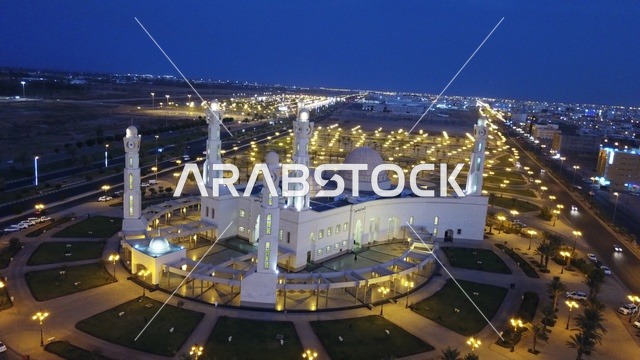 التصاميم والديكورات للقبب والمآذن, المعالم والأماكن الدينية الإسلامية المشهورة في المملكة العربية السعودية, جامع الوالدين في مدينة تبوك ليلا, الفن الهندسي المعماري لبناء المساجد على الطراز العربي الإسلامي