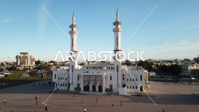 مسجد الملك عبدالعزيز في تبوك، فن معماري يجمع بين الطراز الإسلامي التقليدي واللمسات الحديثة، تصميم داخلي مزين بزخارف إسلامية ، مكان روحاني يبعث على السكينة والهدوء، وجهة للعبادة والتأمل